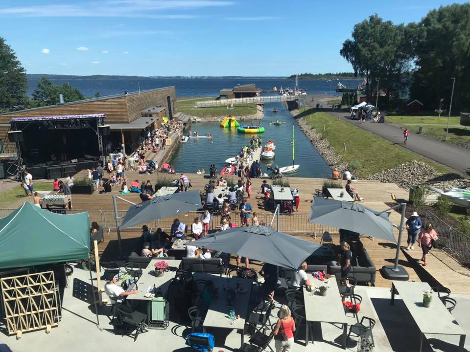 Parasols, tables, chairs, overview picture, water