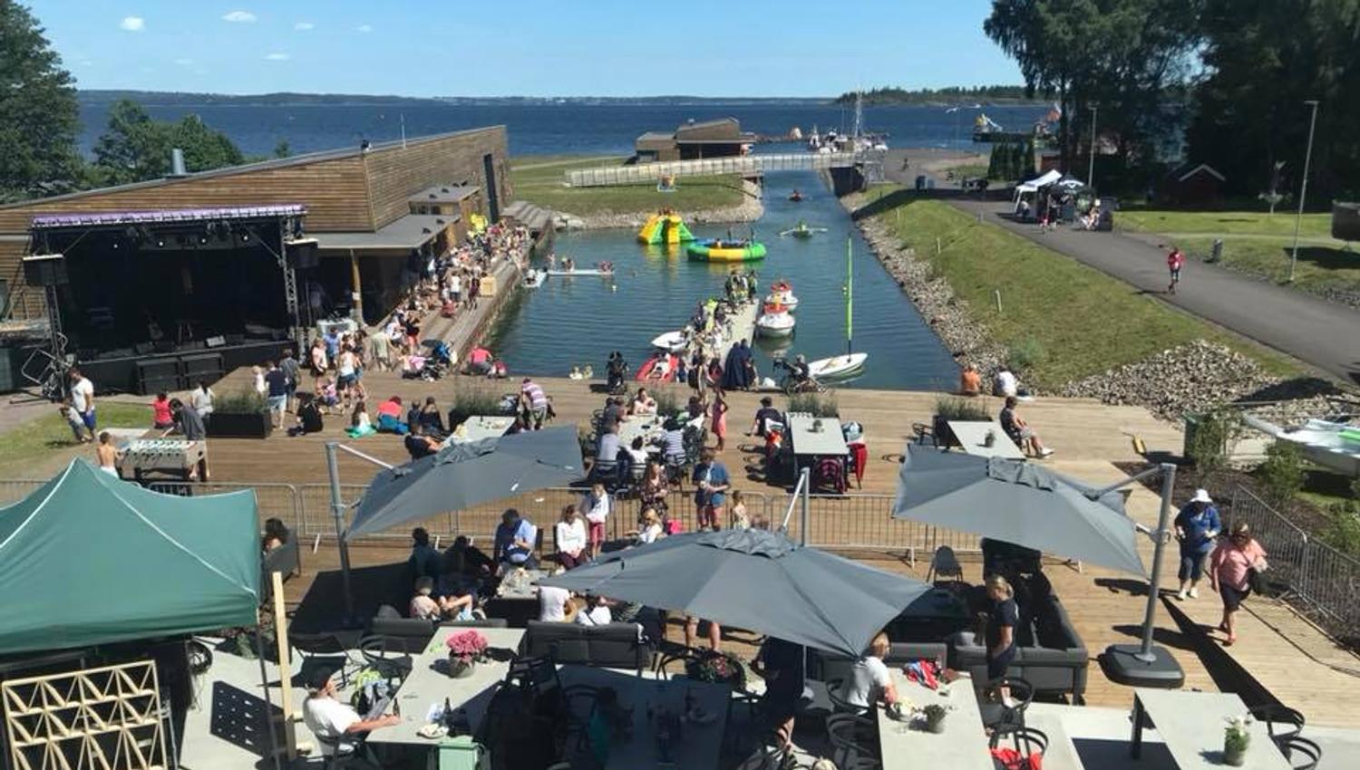 Parasols, tables, chairs, overview picture, water