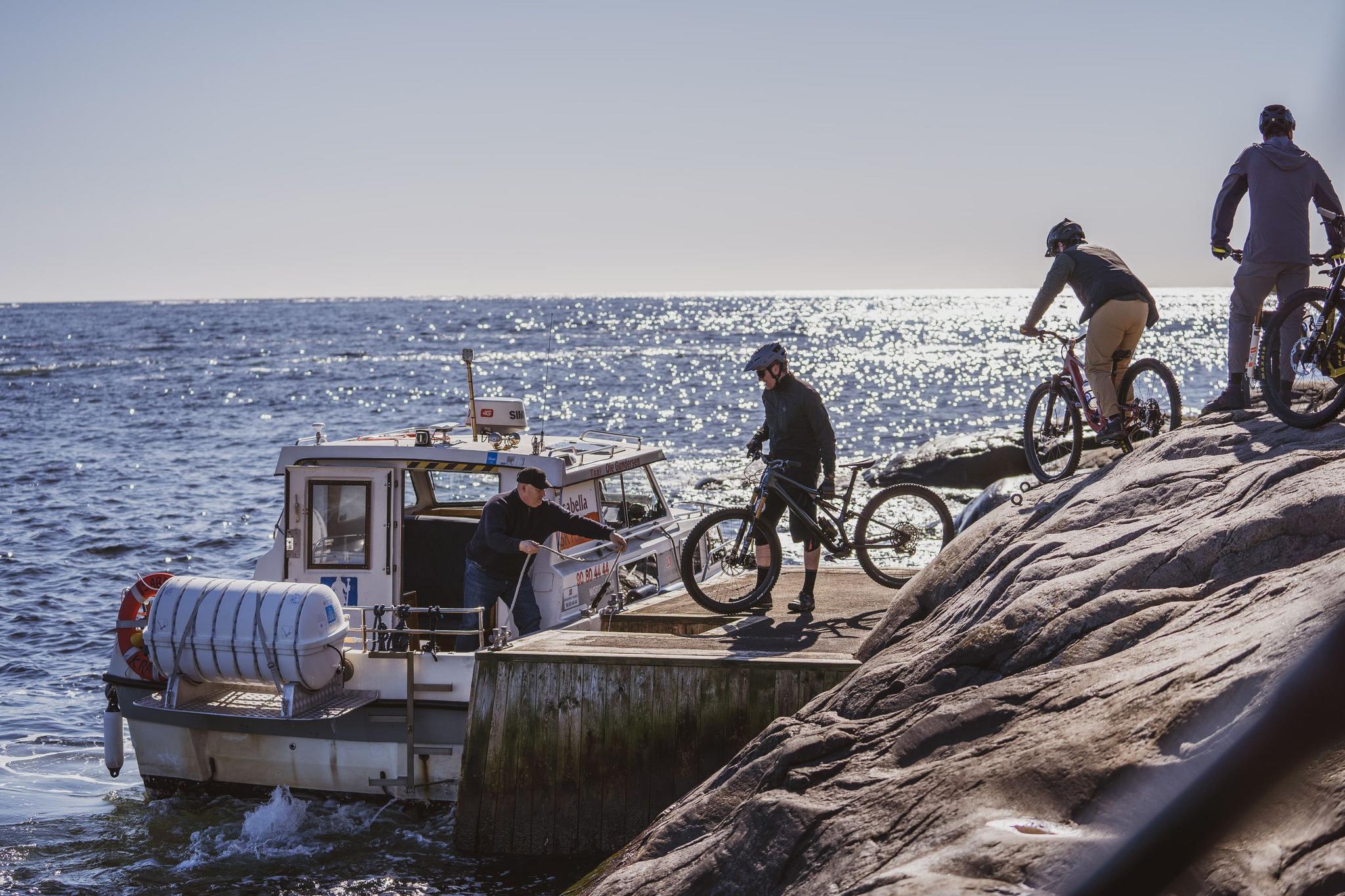 group of cyclists going on board the Kragerø Taxiboat