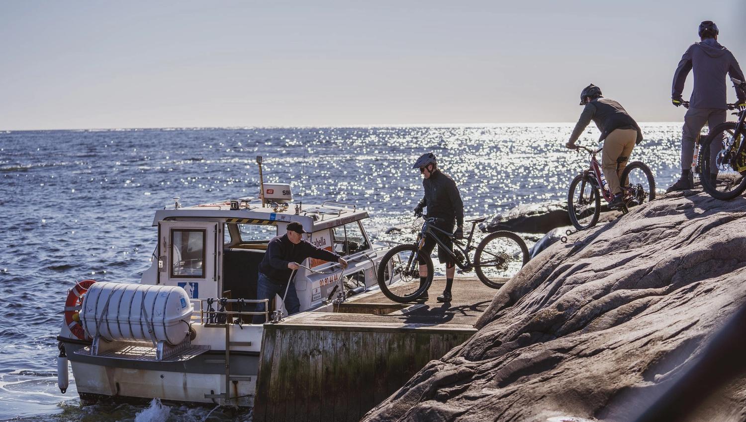 group of cyclists going on board the Kragerø Taxiboat