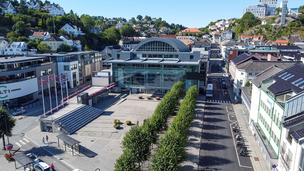 Arendal Kultur- og rådhus med Sam Eydes Plass og alleen i Peder Thomassonsgate i forkant