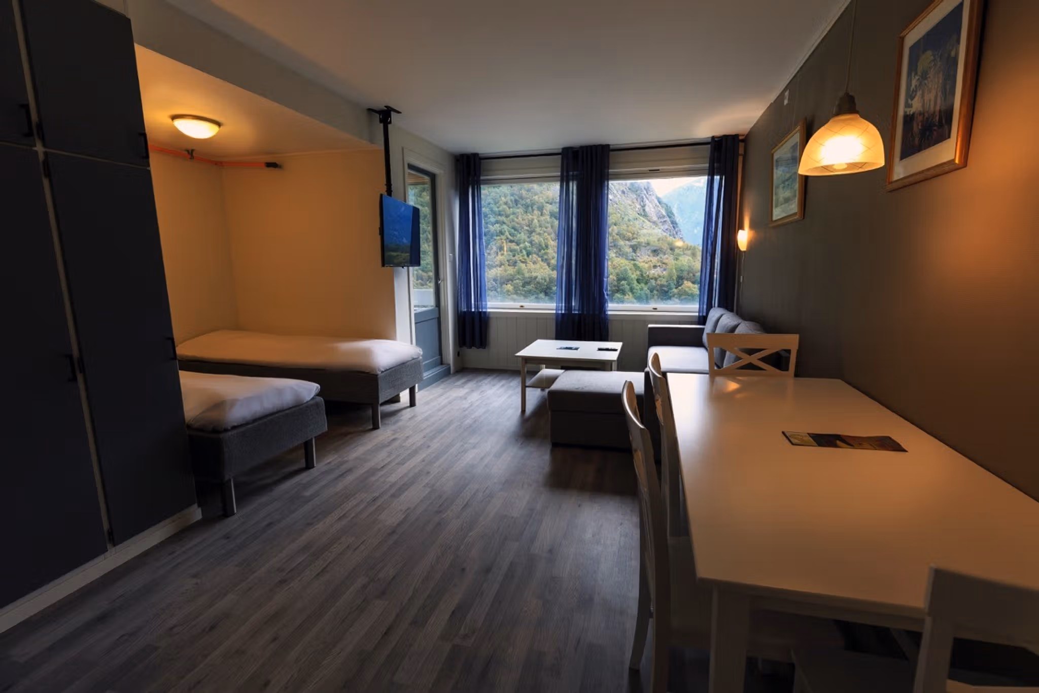 Lyst og moderne rom på Trolltunga Guesthouse med utsikt mot fjell og natur i Hardanger.