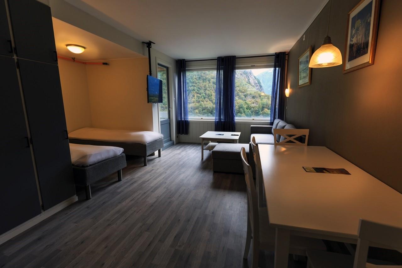 Helles und modernes Zimmer im Trolltunga Guesthouse mit Blick auf die Berge in Hardanger.