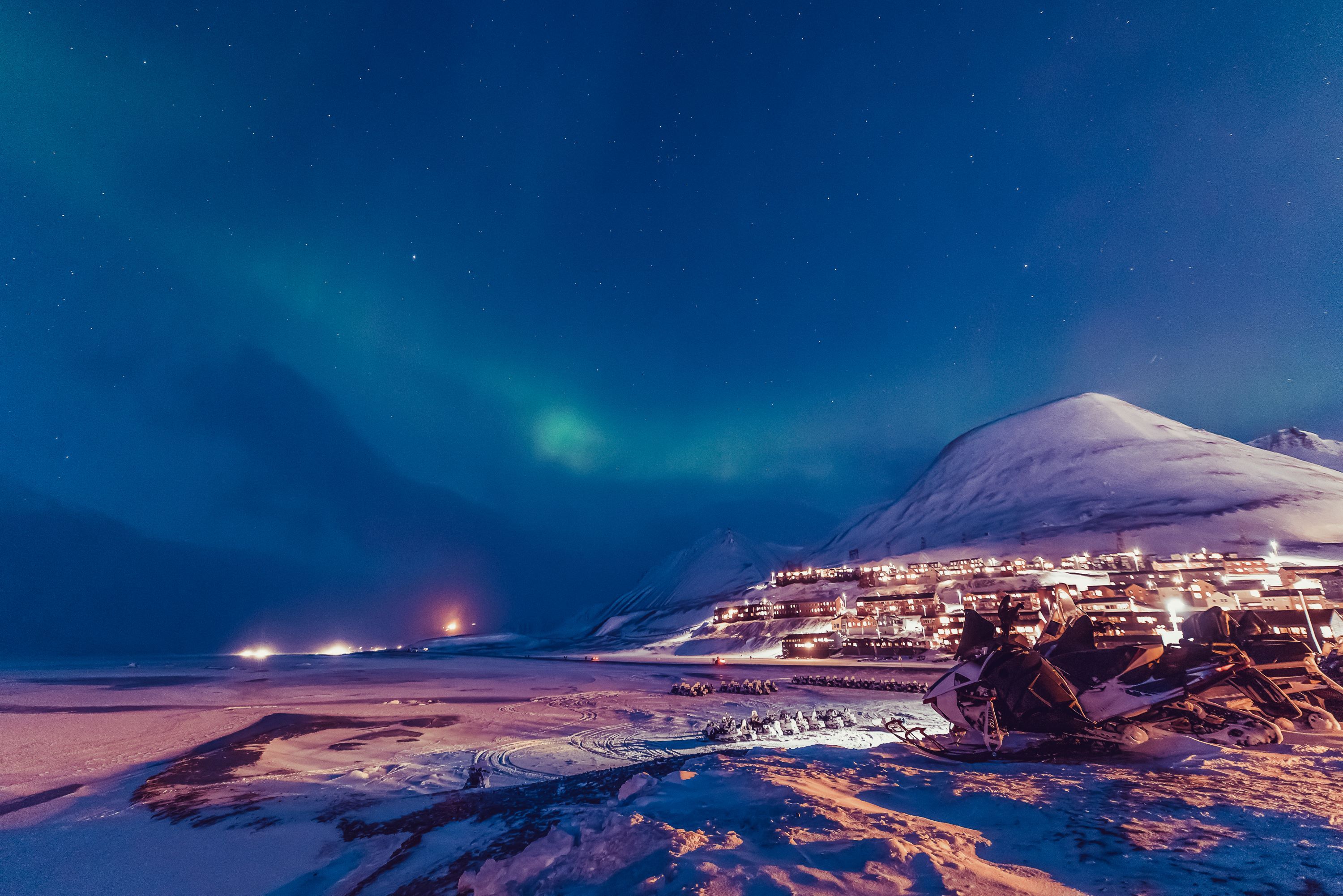 Longyearbyen under Nordlyset.