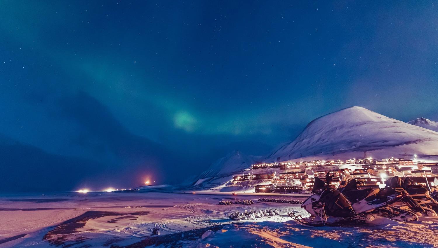 Longyearbyen under Nordlyset.