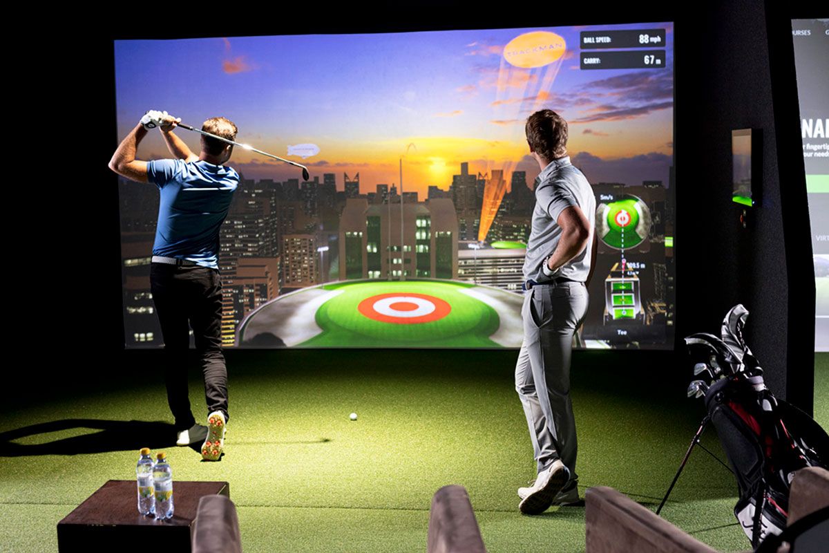 men playing golf at Bygolf Skien