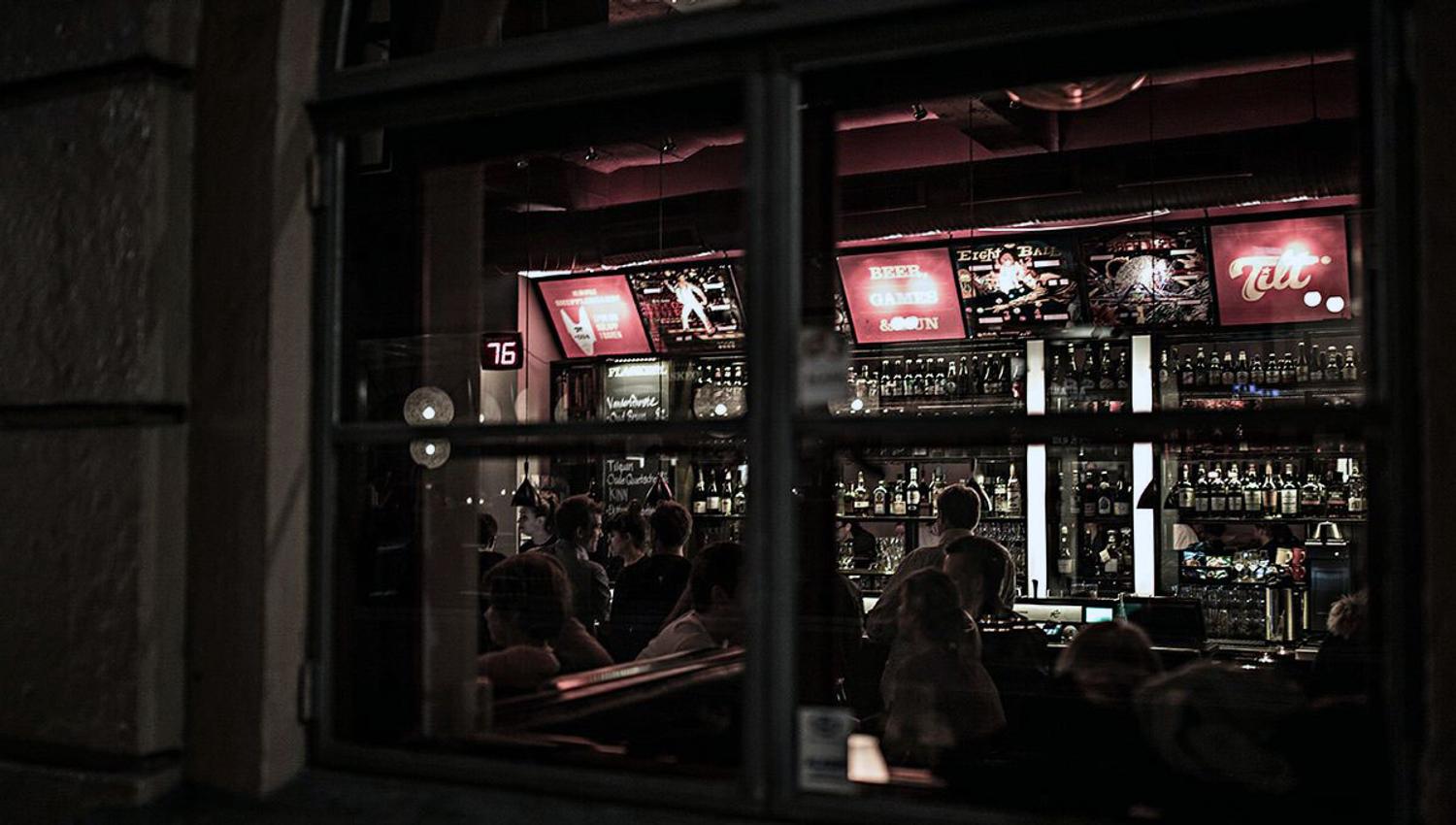 the bar seen from the outside through the window