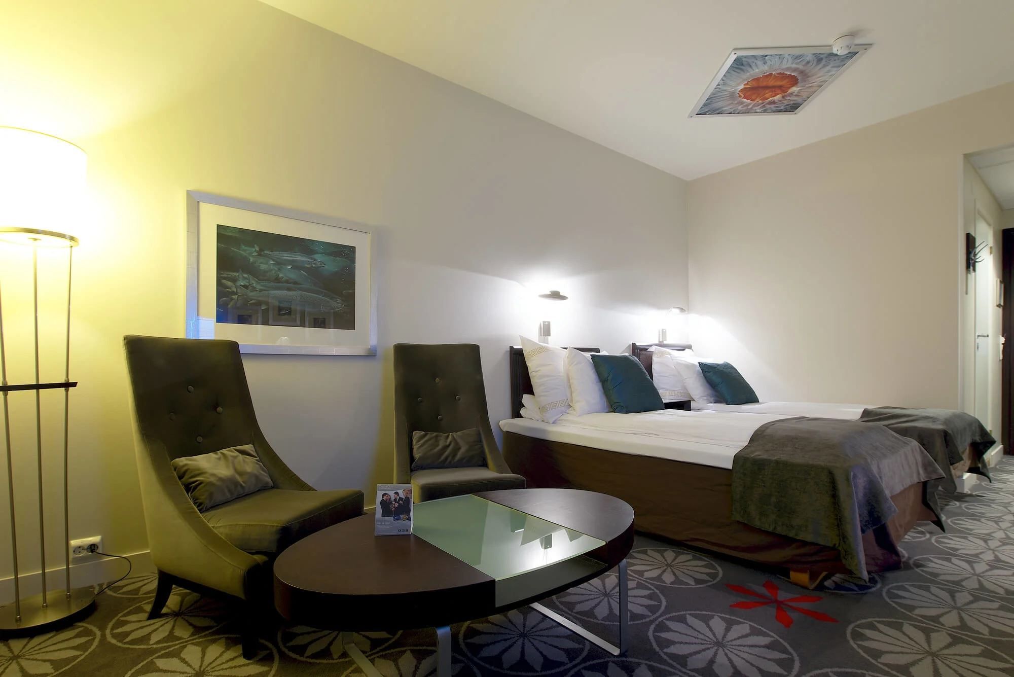 Hotellrom. Senger, stoler og bord
