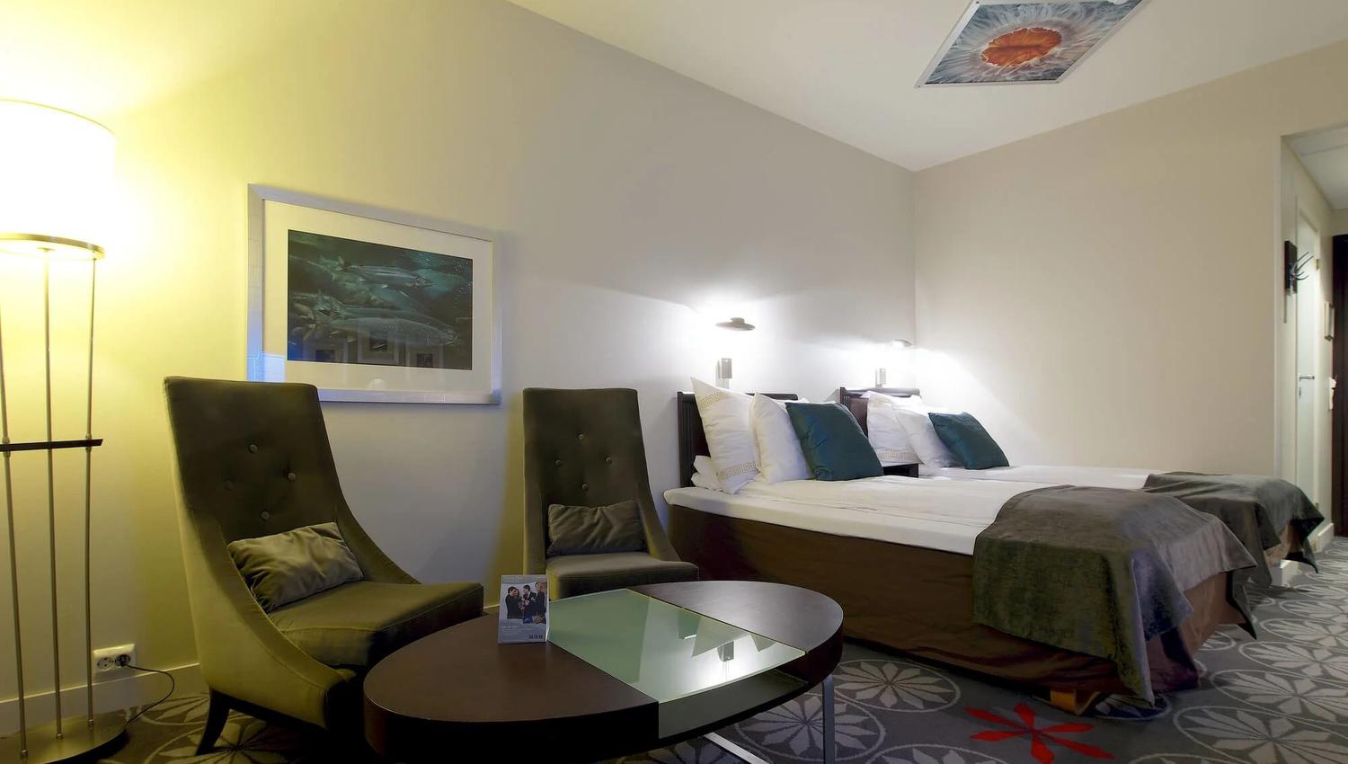 Hotellrom. Senger, stoler og bord