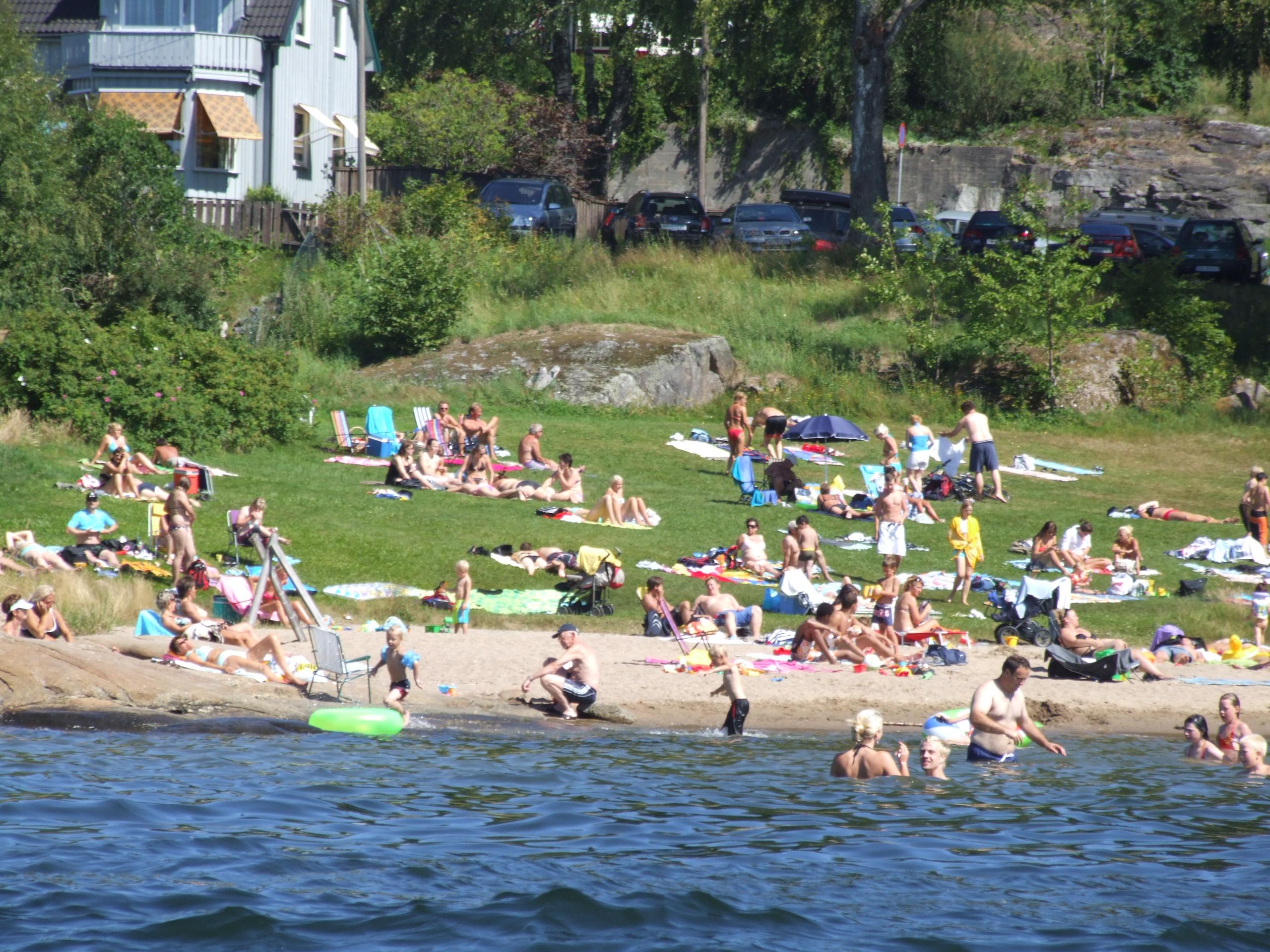 folk som bader på Røra badeplass i Porsgrunn