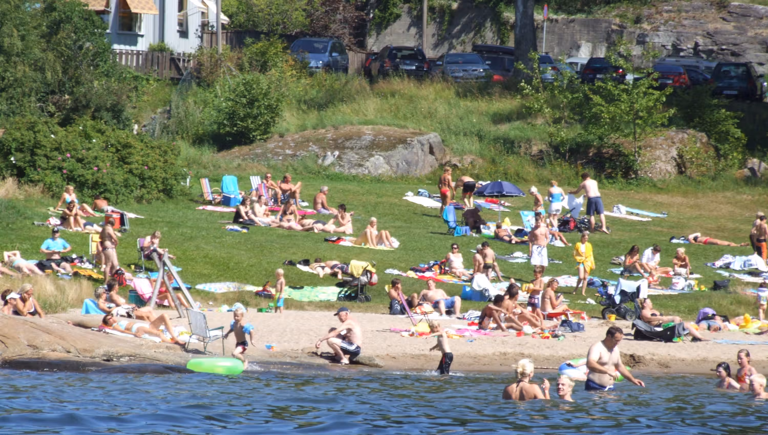 folk som bader på Røra badeplass i Porsgrunn