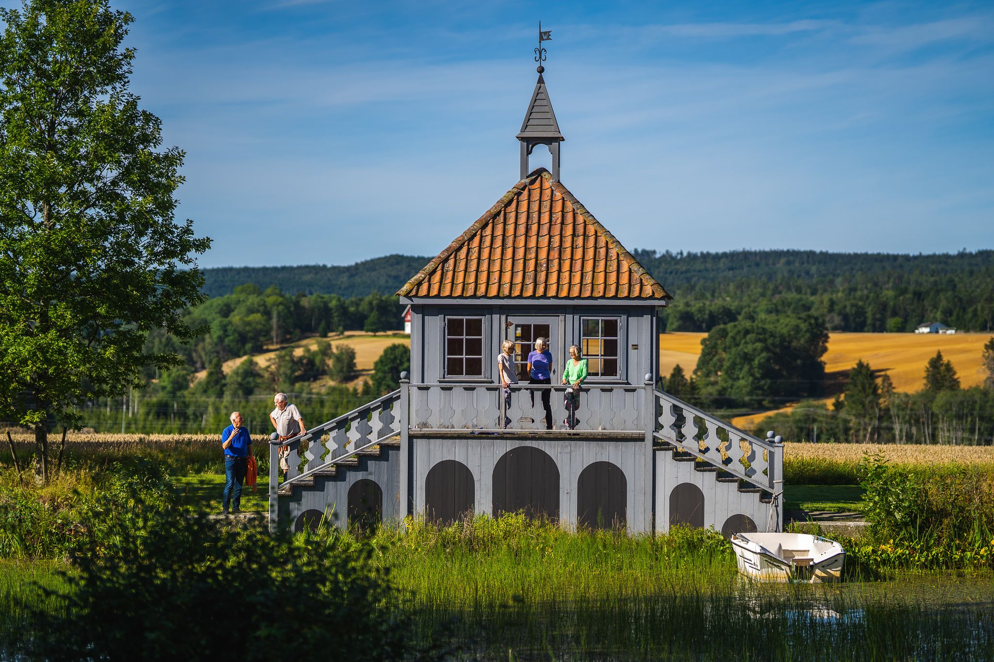 Personer står på terrassen