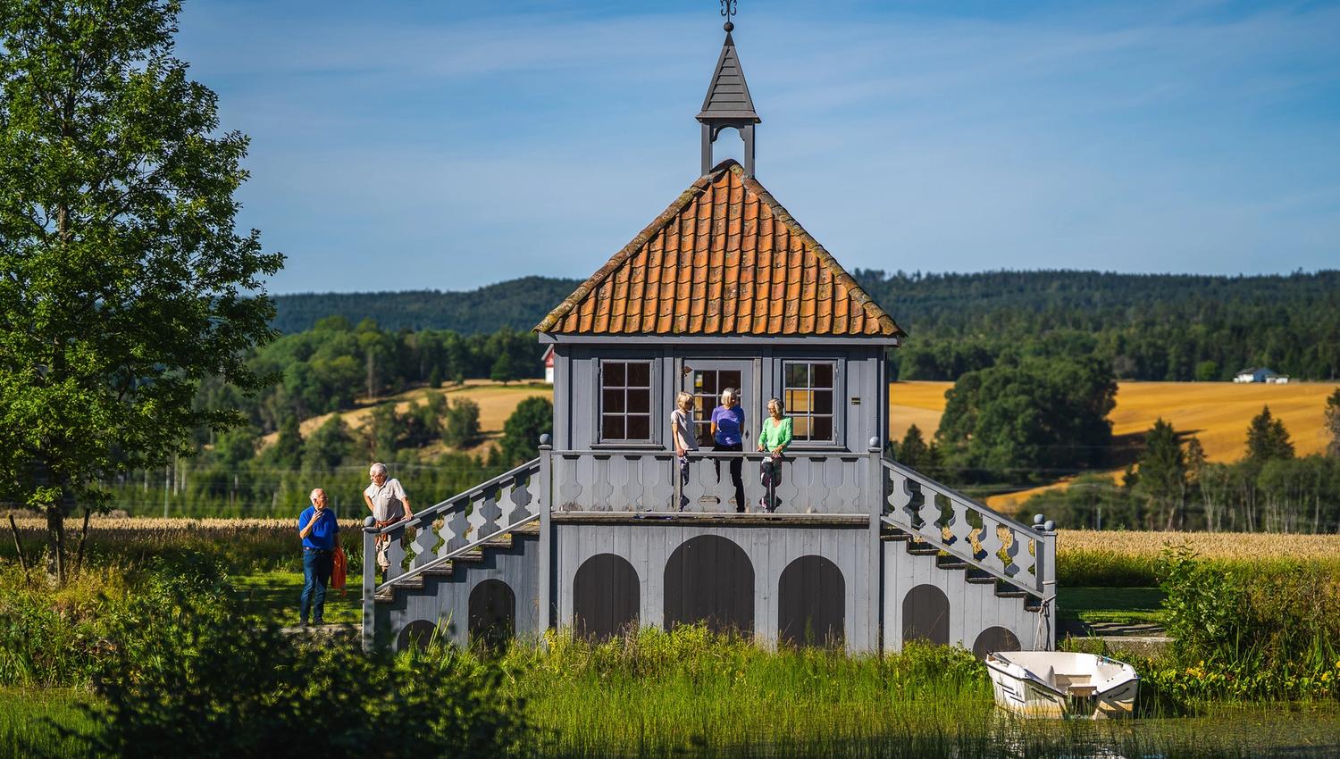 Personer står på terrassen