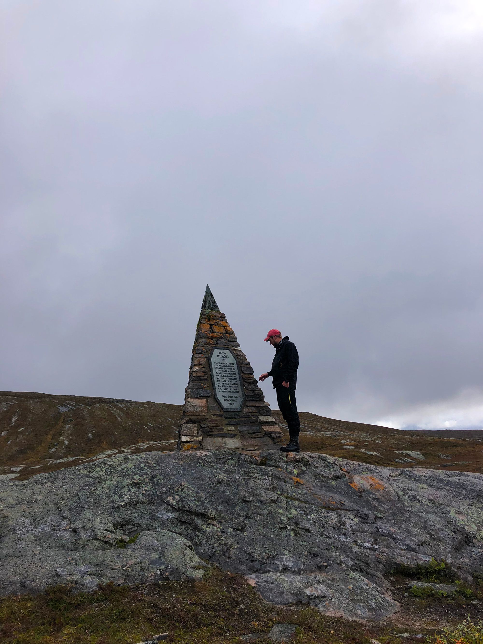 Plukkutjønnfjellet minnepyramide til ære for de 12 omkomne soldatene.
