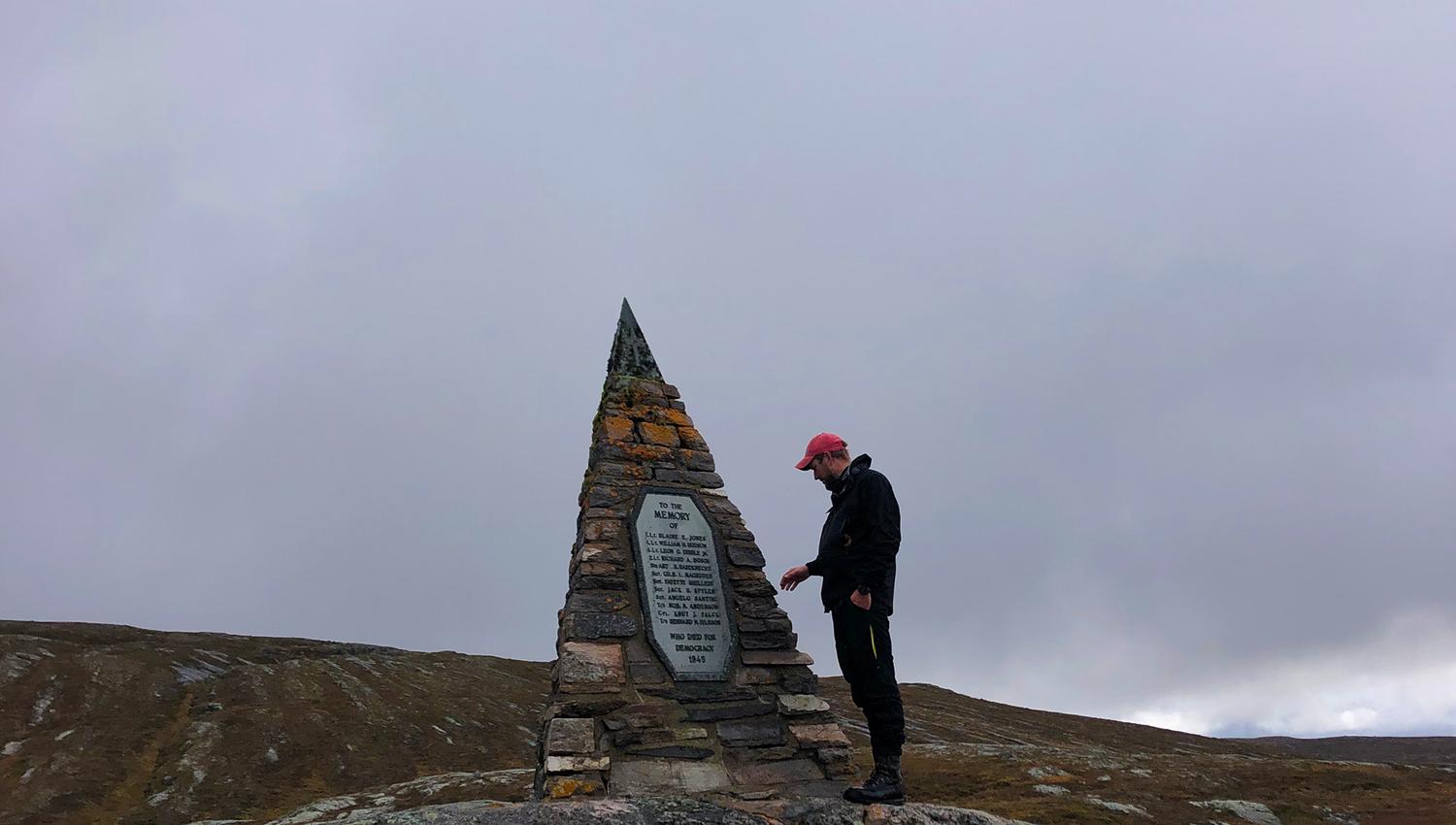 Plukkutjønnfjellet minnepyramide til ære for de 12 omkomne soldatene.