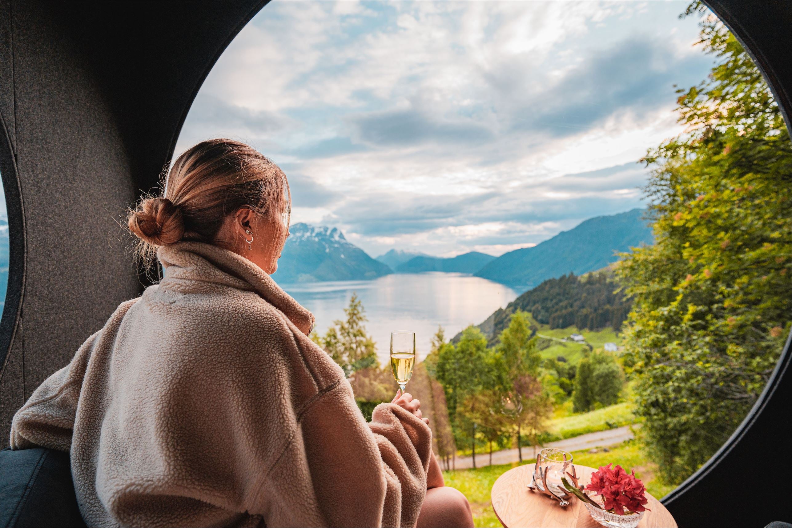 Stunning panoramic view from the Birdbox cabin at Skaara Living on Lotsberg in Nordfjord, surrounded by mountains and fjord landscape.