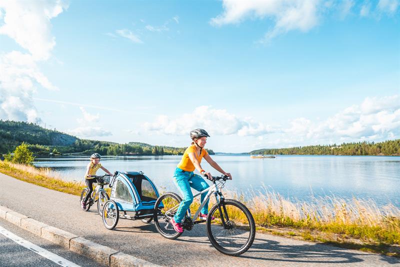 Two cyclists by Rødenessjøen