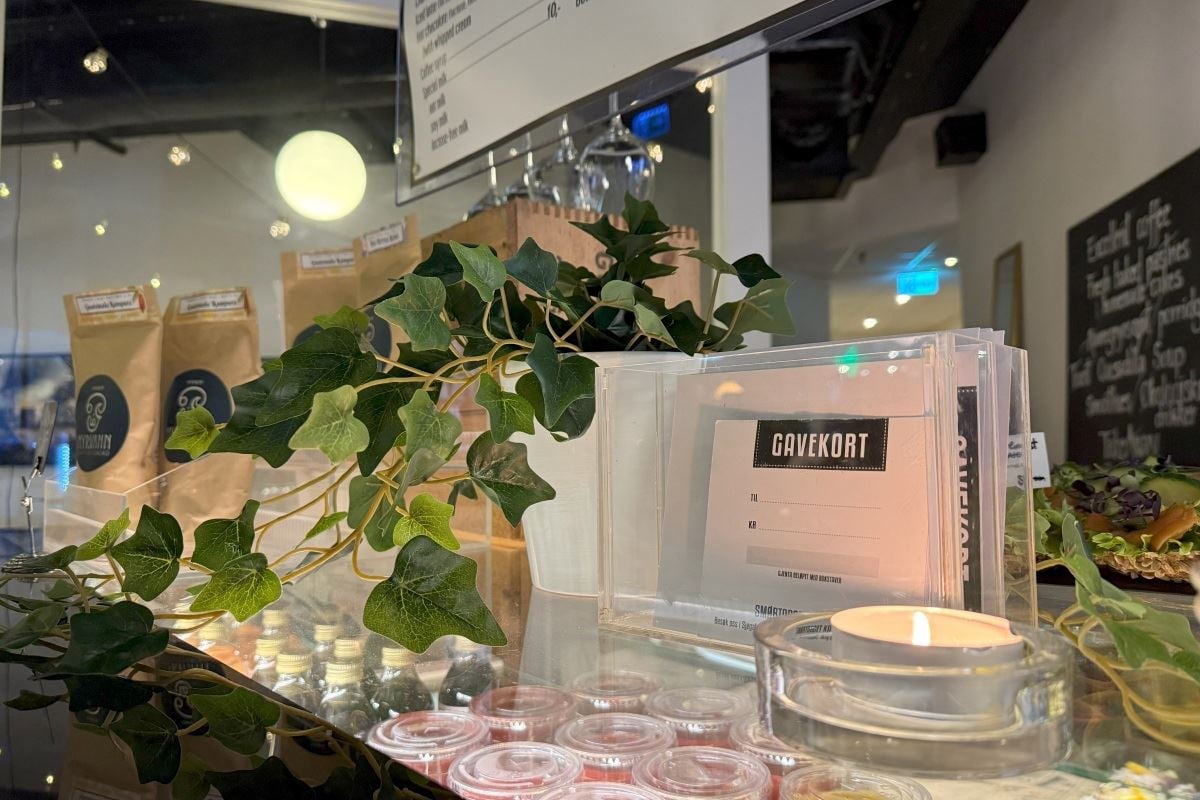 Disken med meny, stearinlys og plante