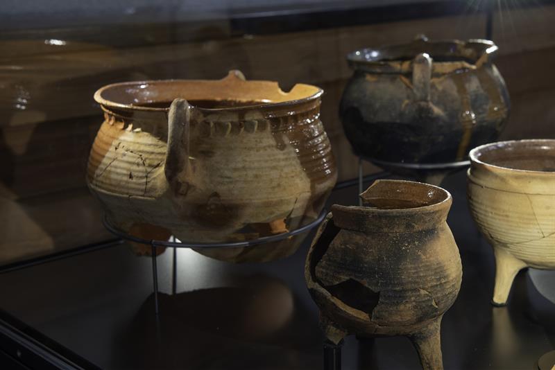 Detail of artifacts.