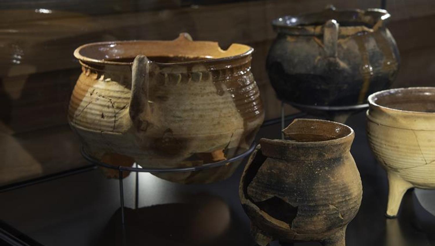 Detail of artifacts.