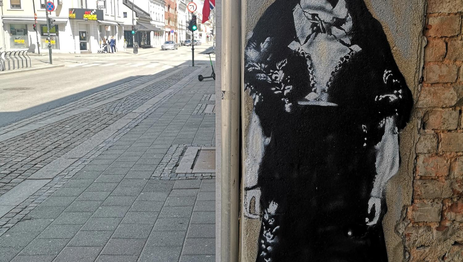 Koronainspirert gatekunst i Kristiansand av Arne Vilhelm Tellefsen