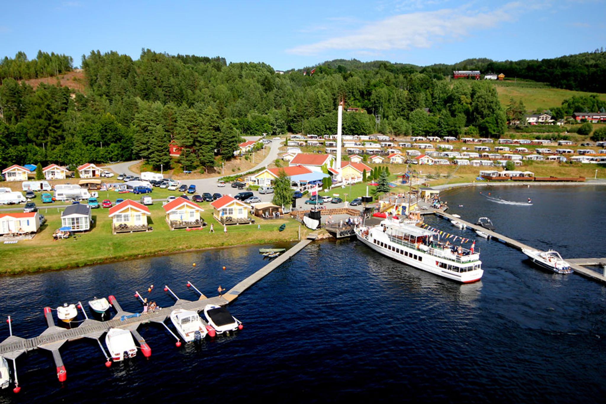 gjestebrygge på Norsjø Ferieland med plass til fritidsbåter  og anløp til MS Telemarken