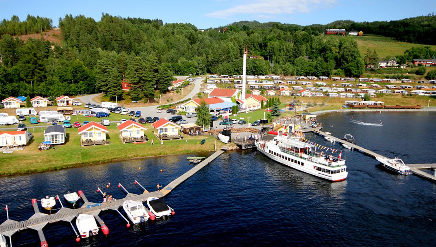gjestebrygge på Norsjø Ferieland med plass til fritidsbåter og anløp til MS Telemarken