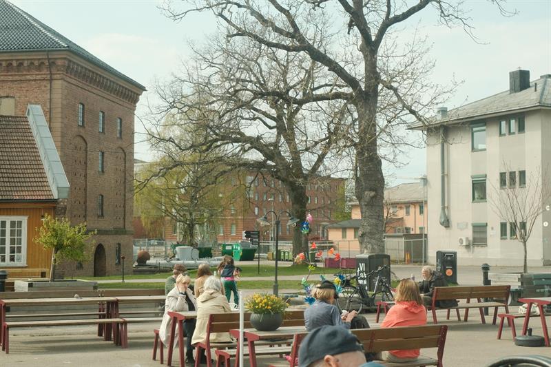 Koselig med mange sitteplasser på det store Garasjetorget