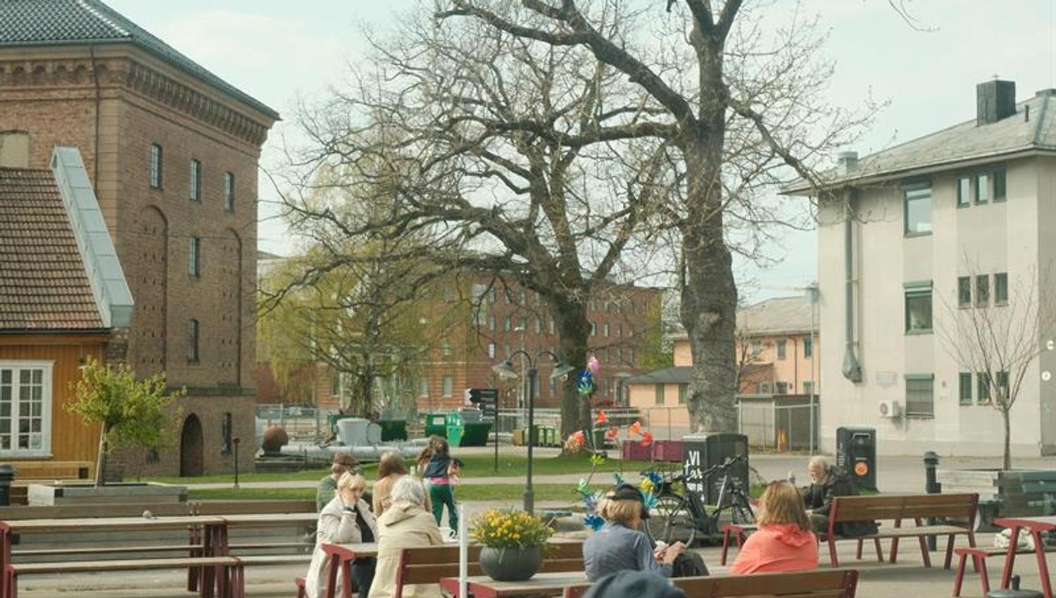 Koselig med mange sitteplasser på det store Garasjetorget
