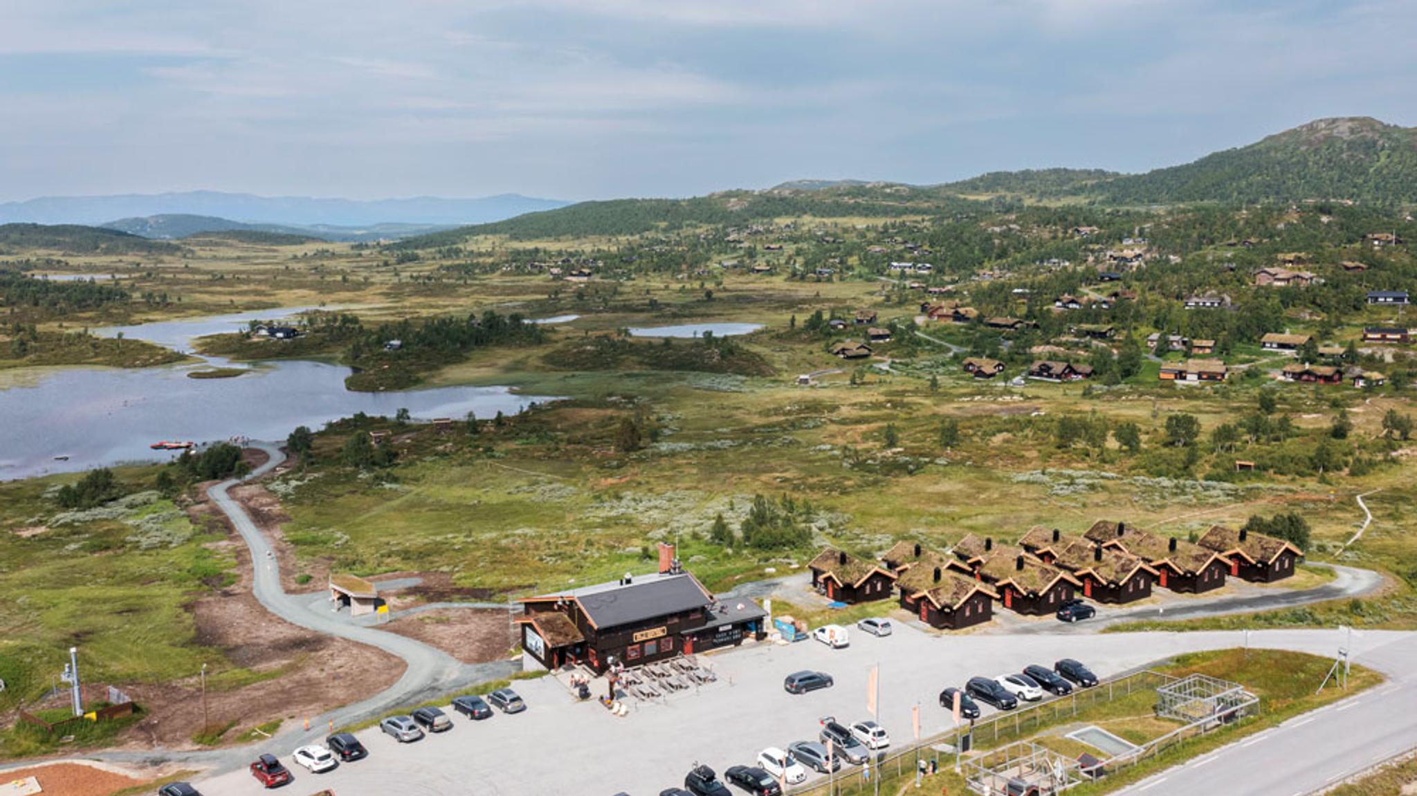 dronebilde av Vierli kafeteria og hyttene rundt