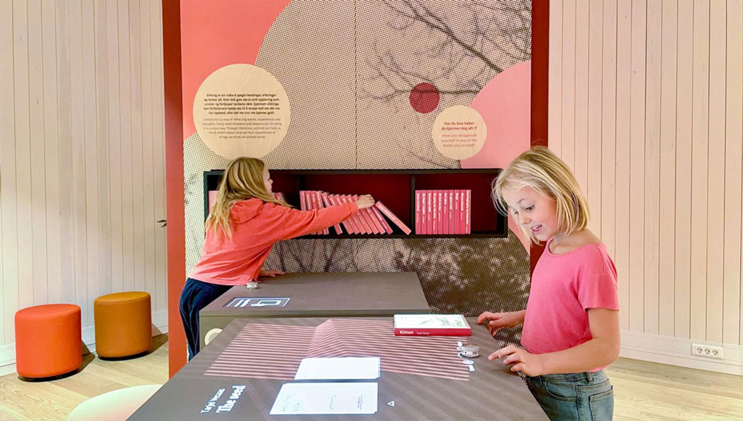 children read books at Vinjesenteret
