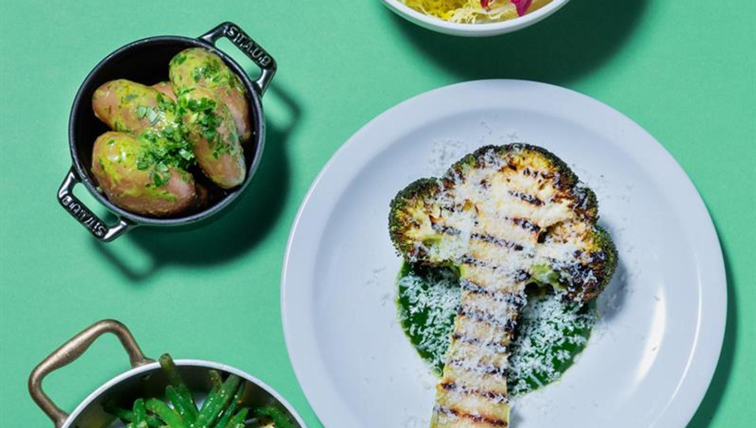 Grillet brokkoli og annet tilbehør