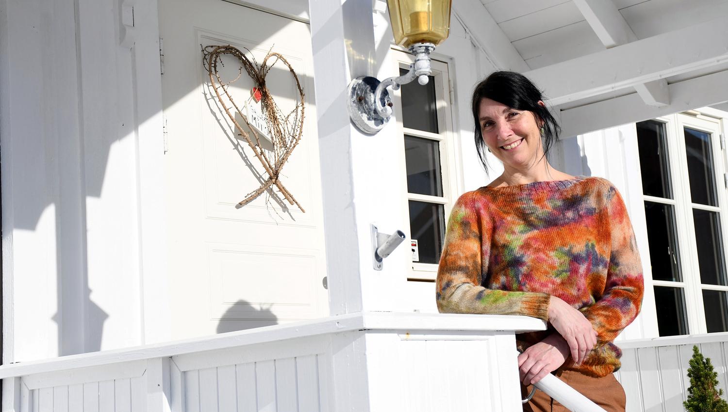 GALLERIEIER: Heidi Mitsel Bullen stortrives i det lille hvite huset på Straumen, det tidligere Johnsenbakeriet, som det ble kalt. Her har hun både galleri og eget verksted.