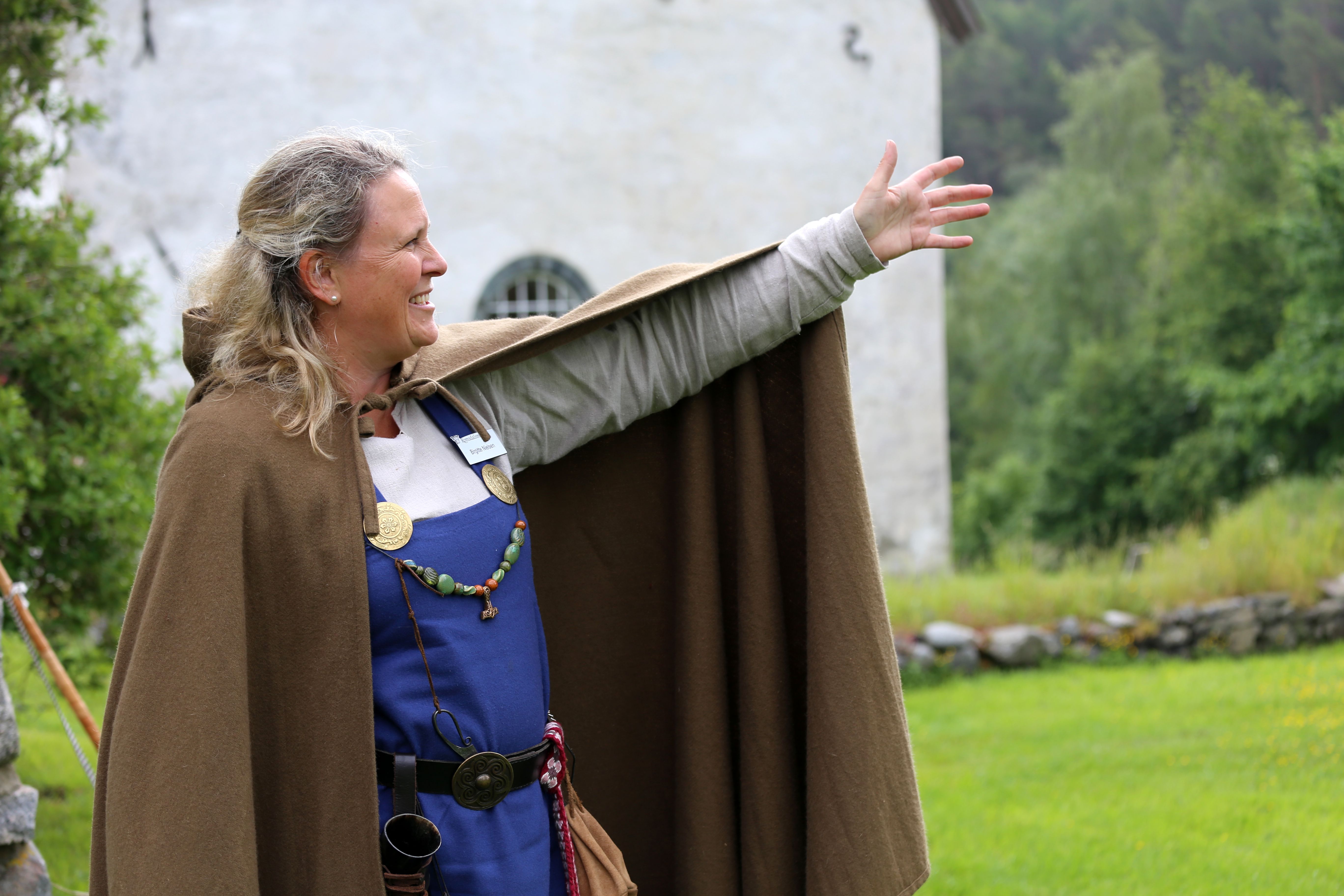 Omviser på middelalderøya forteller om hendelser på og rundt Veøya.