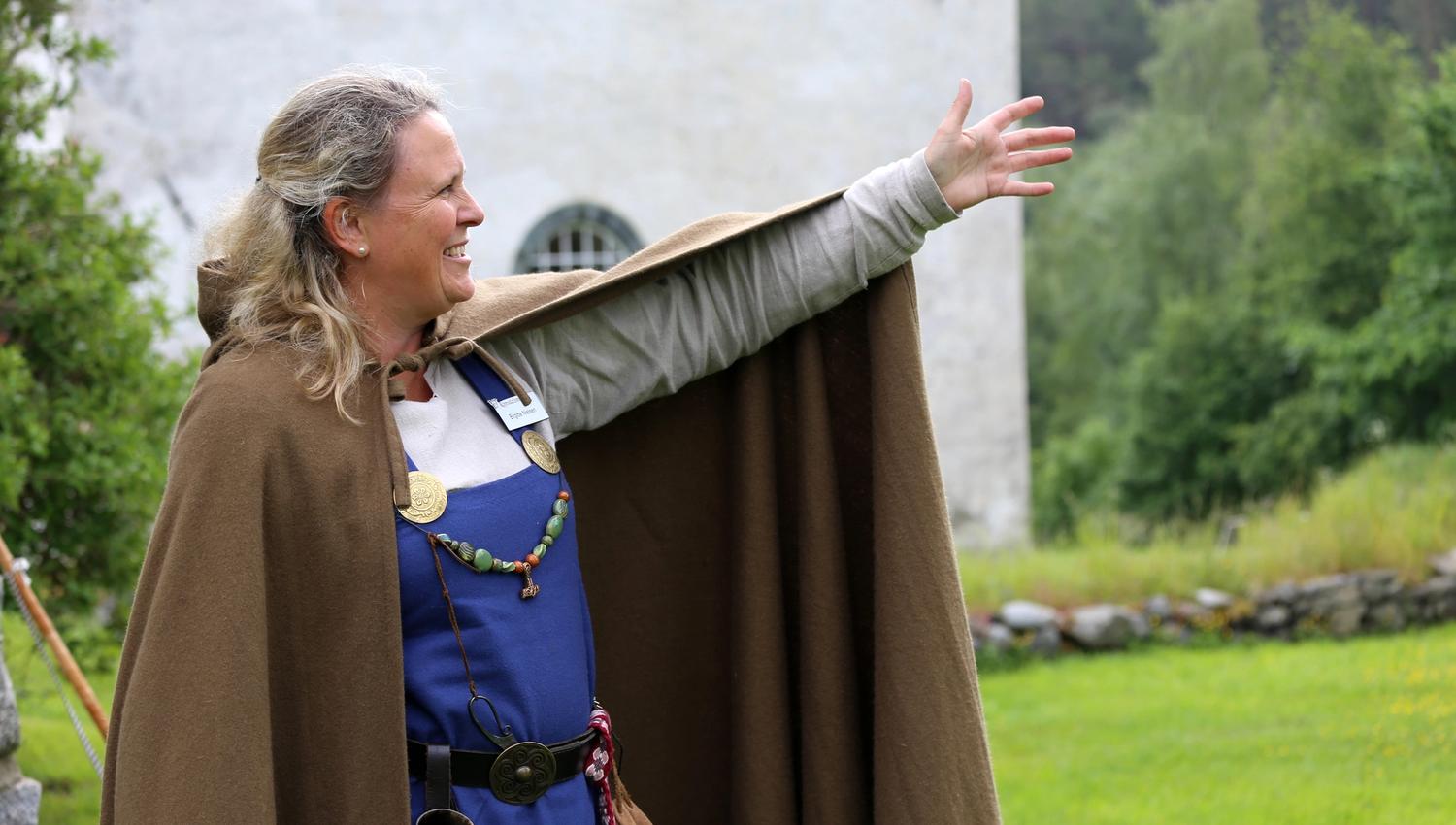 Omviser på middelalderøya forteller om hendelser på og rundt Veøya.