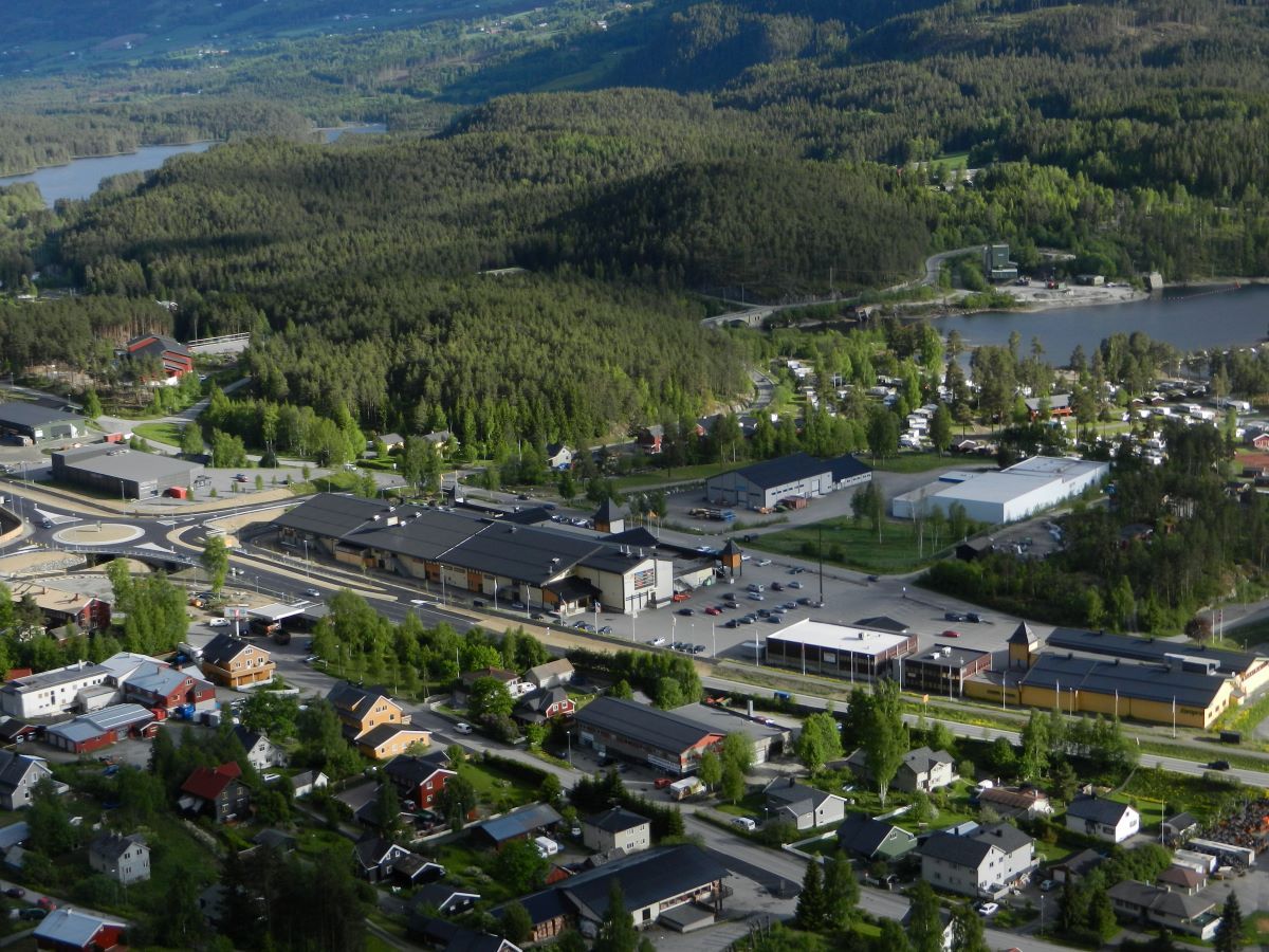 Oversiktsbilde Leira med Amfi Valdres