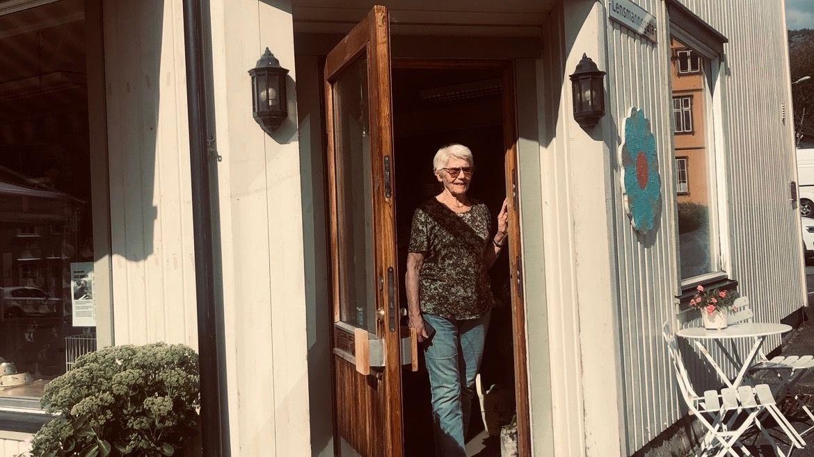 dame som står i inngangsdøra til Fyresdal Manufaktur & Leiker