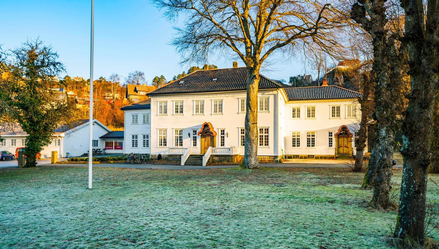 Hald Sommerhotel, eine große grüne Fläche vor dem weißen Gebäude mit vielen Fenstern.