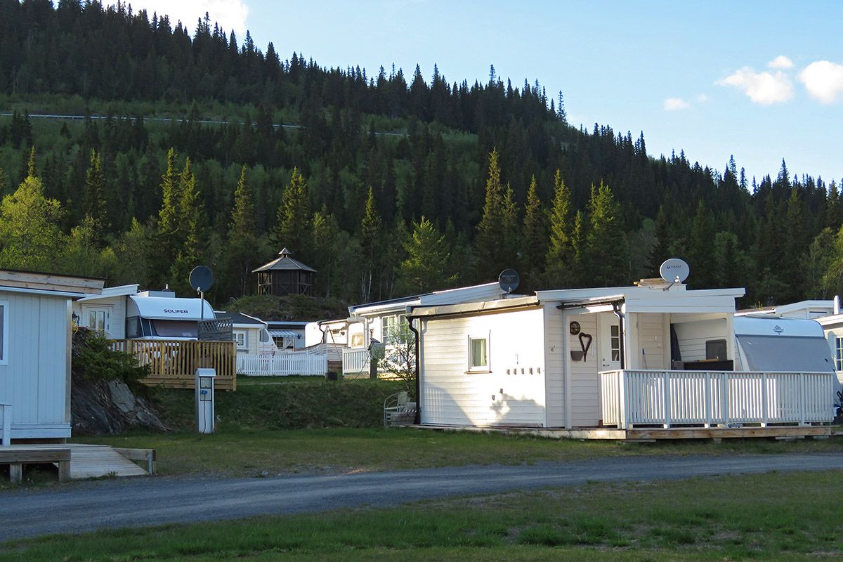 Bilde av en campingplass med campingvogner på gressplen