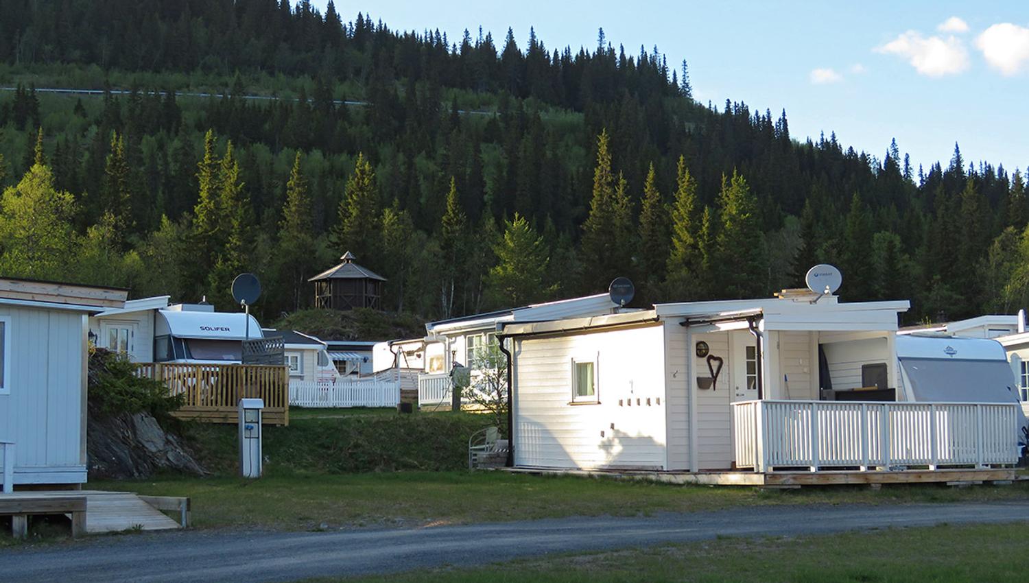 Bilde av en campingplass med campingvogner på gressplen