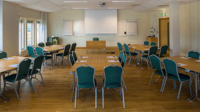 conferense room with table and chairs 