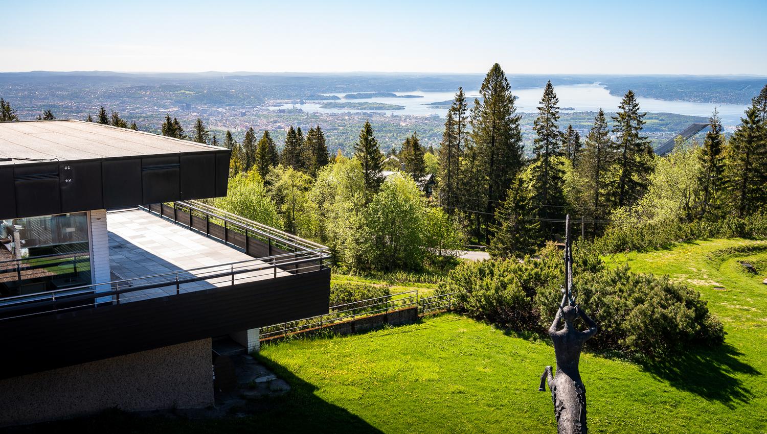 Flott utsikt over byen og fjorden.