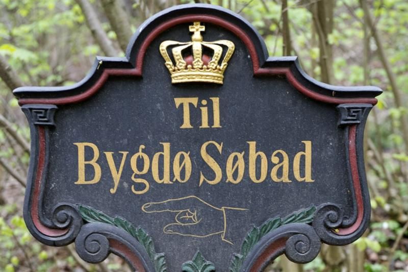 Old roadsign in the forest of Bygdø Kongsgård. Photo
