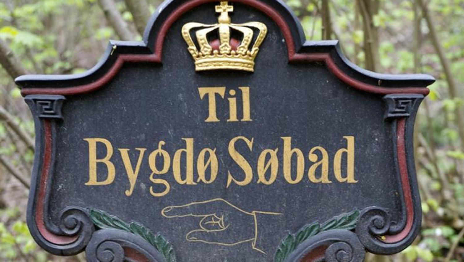 Old roadsign in the forest of Bygdø Kongsgård. Photo