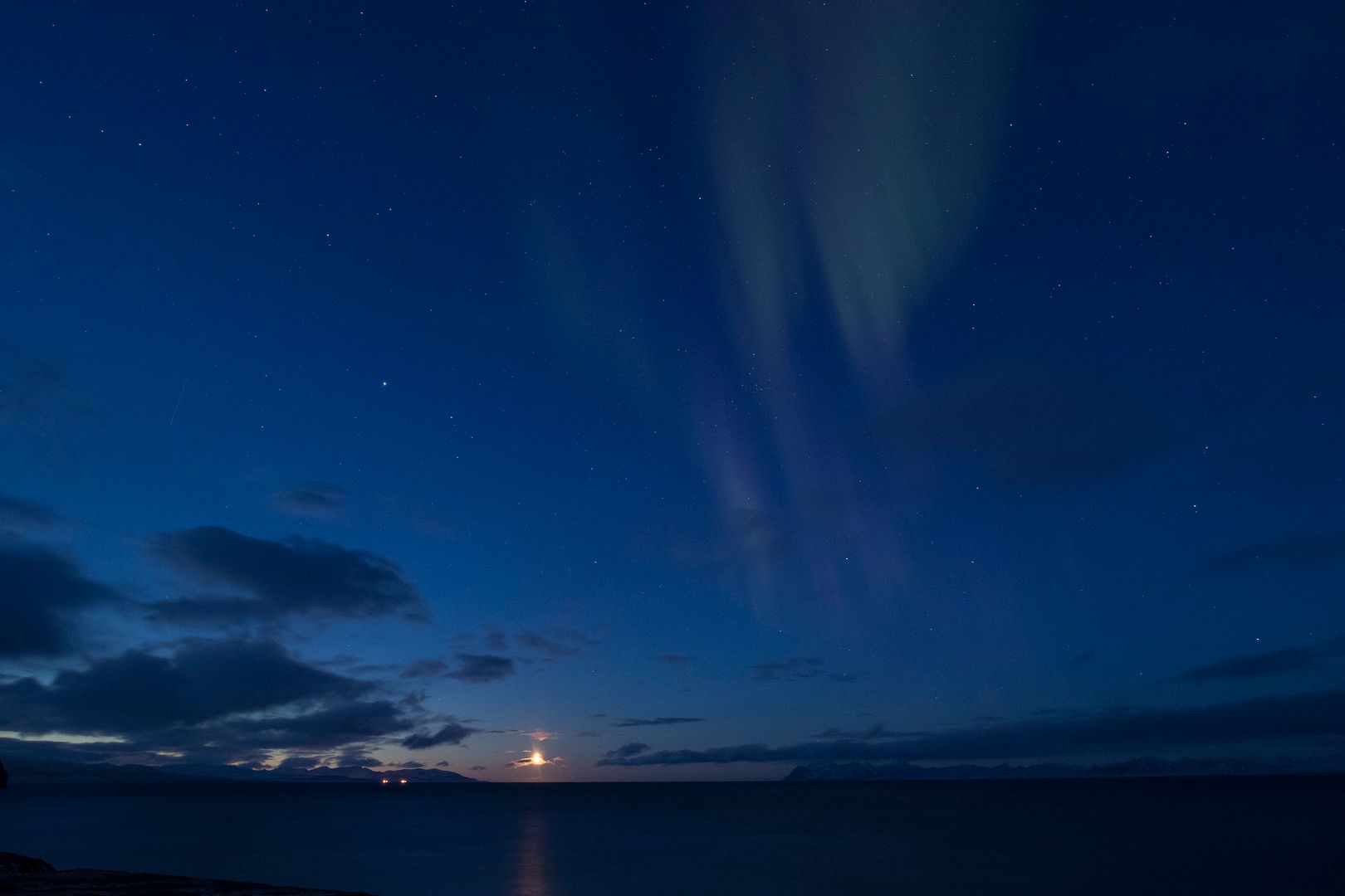 Faint northern lights above Isfjorden