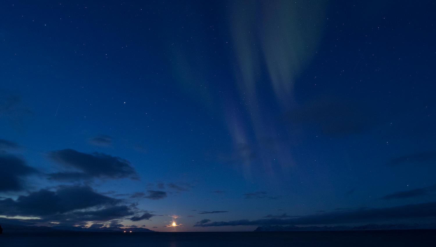 Faint northern lights above Isfjorden