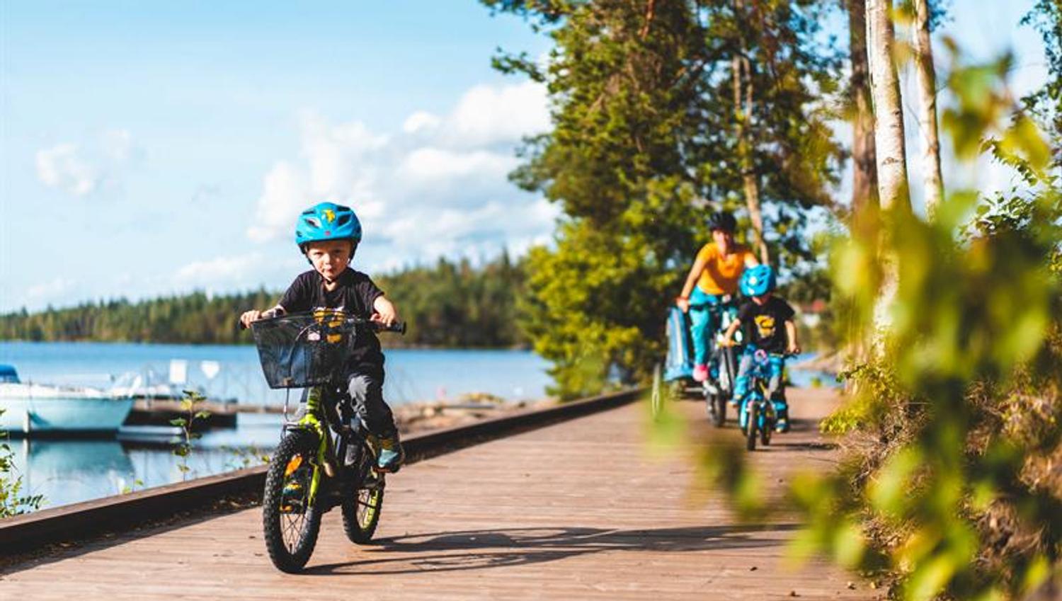 Cycling by Tangen, Ørje