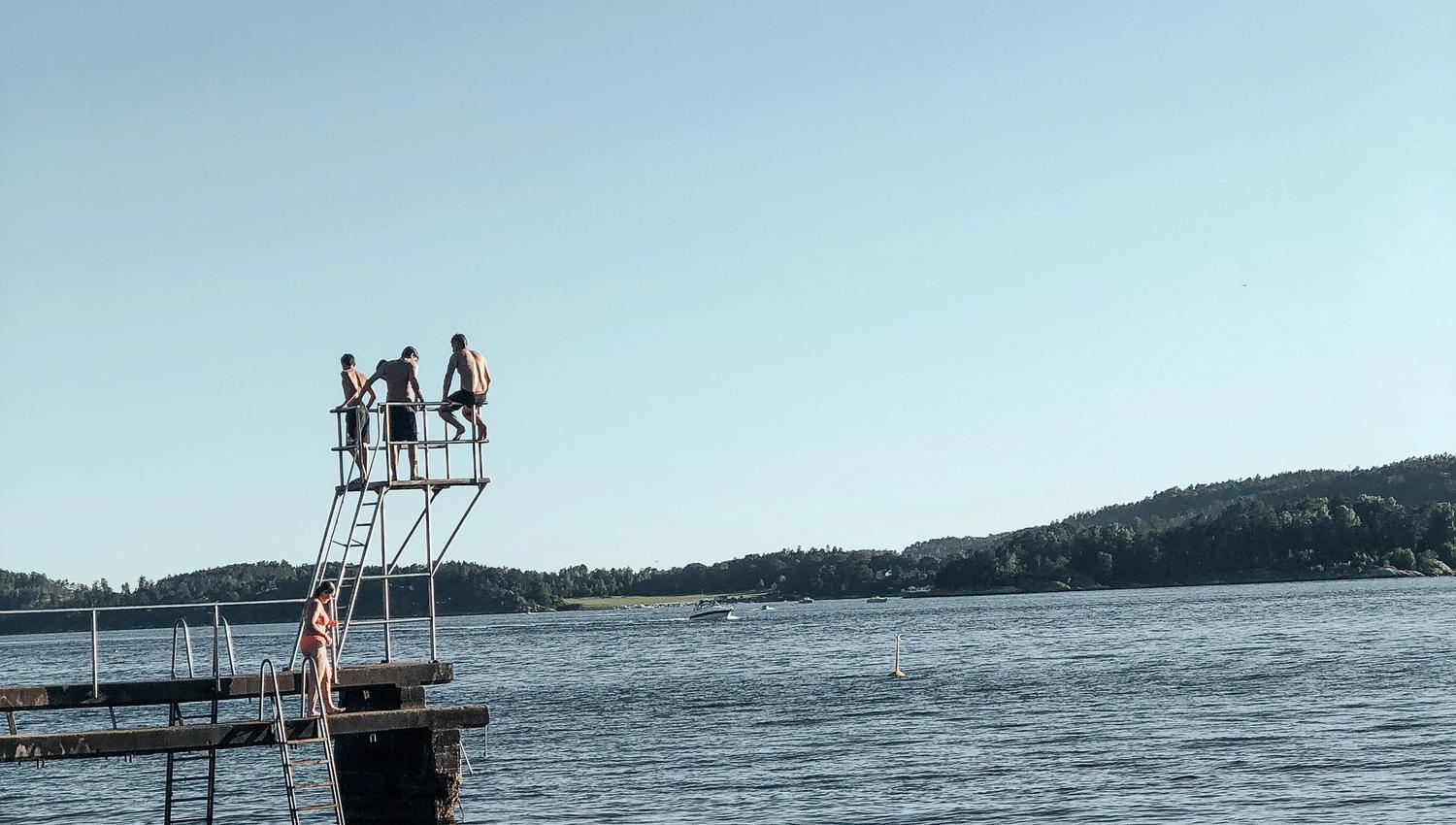 En gjeng ungdommer i stupetårnet på Høysand. Foto.