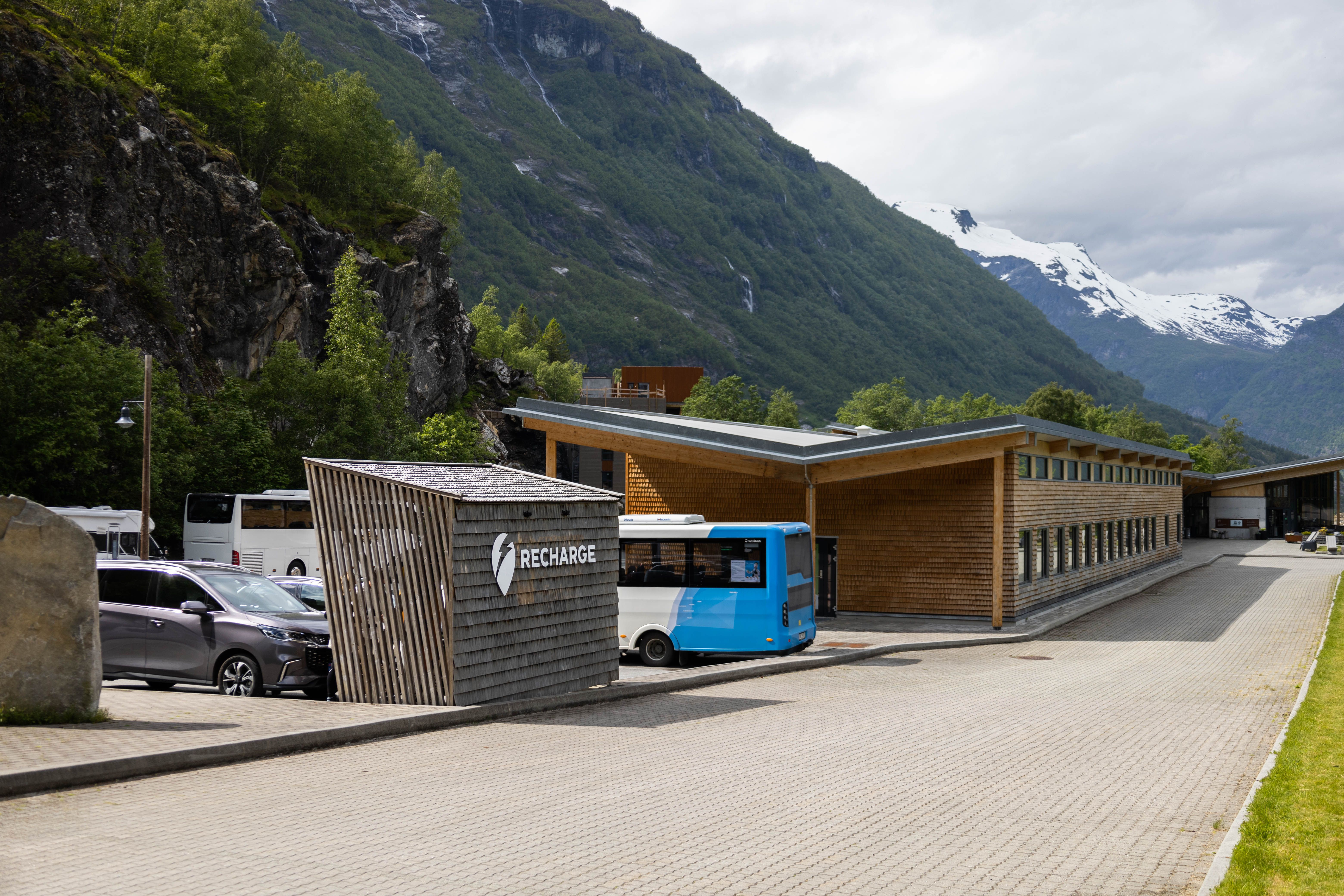 Elbil-lading ved Norsk Fjordsenter