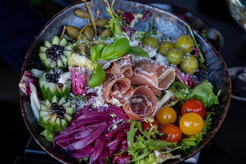 Detalj av salat med parmaskinke.